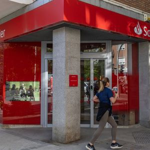 Santander Weighs Crypto Push With Early-Stage Stablecoin Plans