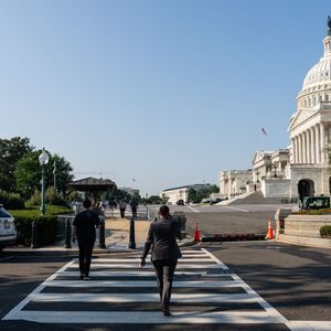 Bank CEOs Expected to Meet Senators on Crypto Market Structure