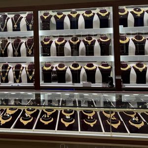 珍藏历史老友 传授老金收获

老朋友珍藏古法金匕首，传授古老经验，让金金结出瑰丽果。