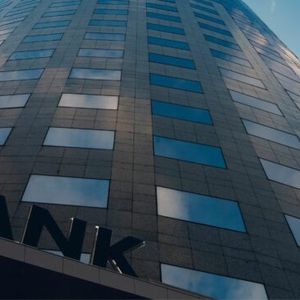 Binance CEO: Why Do The Same Banks Keep Falling?