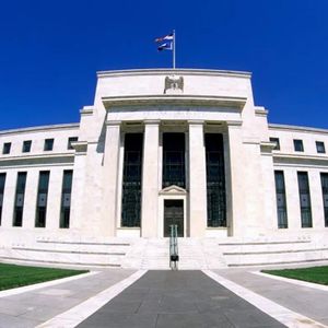 Analysts Sound The Alarm: Fed Rate Cut Hopes May Backfire On Crypto