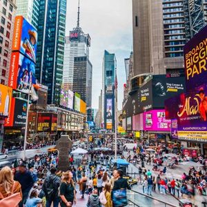 Times Square Goes Crypto: XRP “589” Catches Ex-CFTC Chair’s Eye