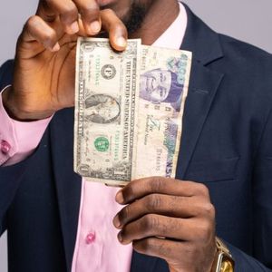 Nigerian Currency Plunges to All-Time Low Versus Dollar, Central Bank Revokes Licenses of 2,700 Currency Exchanges
