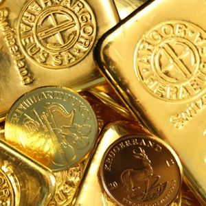 Gold Nears Record High Amid Global Uncertainty, Surges to $2,071 an Ounce