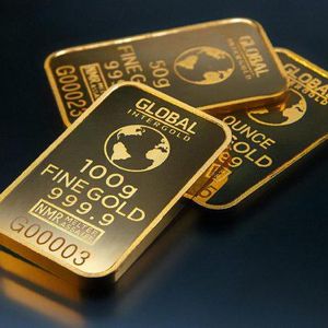 Gold Surges to Record High Amid Safe-Haven Demand