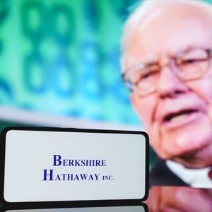 Warren Buffett’s Berkshire Hathaway Increases Holdings in Brazilian Digital Bank Nubank