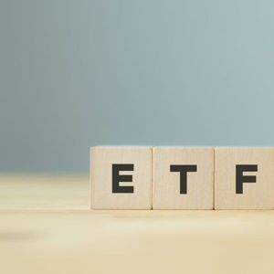 BTC Holds Firm at $95K as Bitcoin ETFs Gain Ground on Gold ETFs
