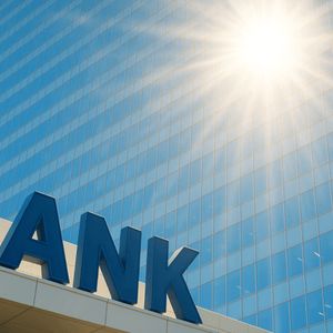 Stablecoins Go Mainstream: 9 in 10 Financial Institutions Now Implementing, Execs Say