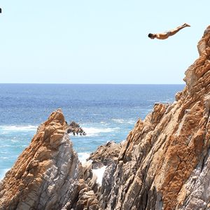 $450B Vanishes From Crypto Sector in One Week as Top Coins Dive Deep Below Record Peaks