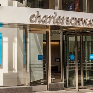 Charles Schwab Plans Crypto Trading Expansion for First Half of 2026