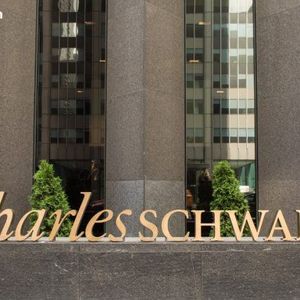 Charles Schwab Widens Regulated Crypto Exposure With Solana Futures Inside Brokerage Accounts