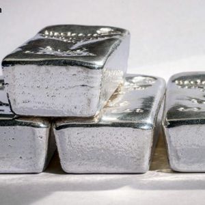 Robert Kiyosaki Warns $70 Silver Signals Hyperinflation, Predicts $200 Price by 2026