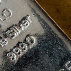 Robert Kiyosaki Warns Silver Crash Coming as Market Shows Clear Signs of Peaking