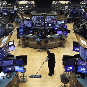 US Stocks Slip Late as Oil Rises, Fed Signals and PCE Data Loom