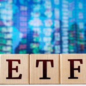 Bitcoin ETFs Lead Weekly Losses With $1.42B Exit as HYPE ETFs Push Altcoin Inflows