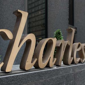 Charles Schwab Targets 2027 Crypto Trading and Custody Launch for Financial Advisors