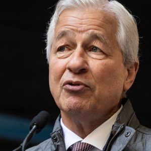 Peter Schiff Calls Jamie Dimon’s Stablecoin Regulation Argument ‘Nonsense’