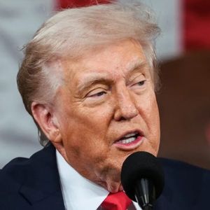 Senators Demand SEC Probe Into Trump Memecoin After $3.8B Losses