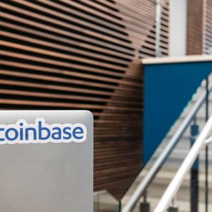 Coinbase’s Retail Crypto Dominance Threatened by Robinhood Surge