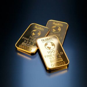 Gold Could Skyrocket to $2,600 if Dollar Continues to Lose Ground, Analyst Suggests