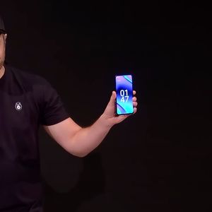 Top Tech Reviewer MKBHD on Solana Mobile’s ‘Saga’ Crypto Phone: “Don’t Buy It”