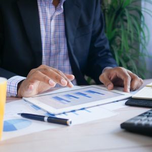 Robust US Economic Growth Diminishes Recession Fears as Treasury Yields Dip