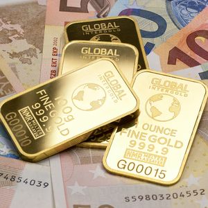 Predicting the Dollar’s Downfall: Expert Foresees Cataclysmic Shift in Global Gold Pricing