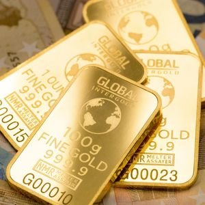 Bitcoin and Gold Surge: Analyst Explains Why Geopolitical Risks Could Trigger Explosive Price Action