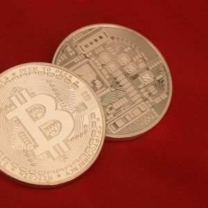 Bitcoin Macro Retracement Meets Mid-Range Battle – Will Bulls Reclaim Momentum?