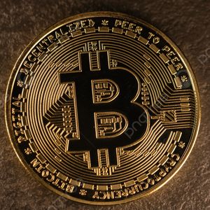 Weekend Trap? Bitcoin Enters Choppy Range As Critical Trend Line Holds Below