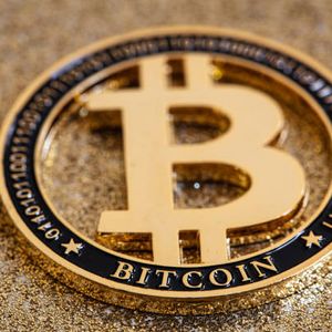 Bitcoin Caught Between Two Liquidity Traps — Which Side Breaks First?