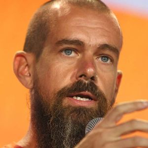 Jack Dorsey Calls Out Tim Cook: Why Doesn’t Apple Pay Support Bitcoin?