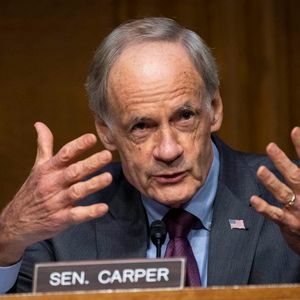 US Senator Shorts the US Economy After Calling it Resilient