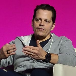 Scaramucci Slams Claims of Harris’s Anti-Crypto Bias, Critiques Trump’s Transactional Approach