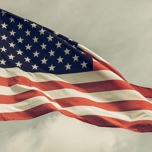 Trump Pressures Powell to Cut Rates Again as US Economy Outperforms in Q2