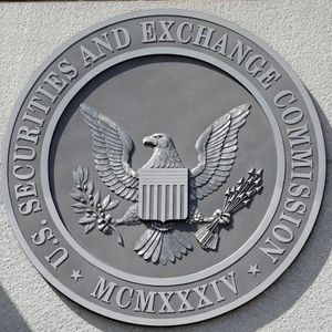 Former SEC Chief Reveals: Regulators Knew Genesis Was Insolvent Since 2022