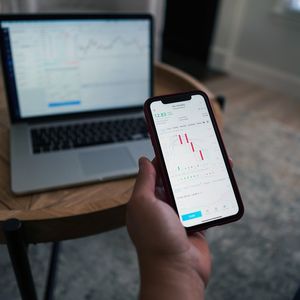 Traders 3 Favorite Cryptos This Year Unveiled: Chainlink (LINK), Pepe (PEPE) and Rebel Satoshi Arcade (RECQ)