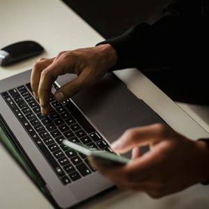 Which payment methods can be more beneficial than cryptocurrencies at online casinos?