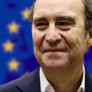 Tech investor Xavier Niel advises Europe’s AI startups to resist early buyouts