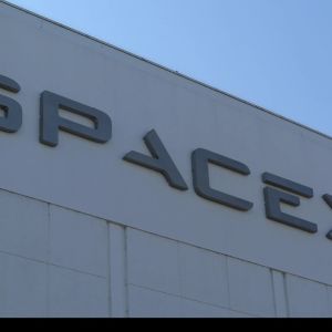 SpaceX is planning an insider share sale at a $212 per-share price, which would value the company at $400 billion