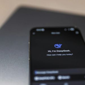 DeepSeek V4 rumored to outperform ChatGPT and Claude in long-context coding