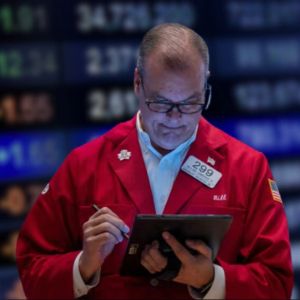 、科技和软件股股票上涨，受到标普500指数和纳斯达克指数收盘的高位。