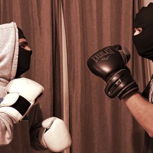 Solana Meme Coin Devs Fight on Livestream to Pump Price—Until One Loses a Tooth