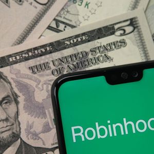 Could Robinhood and Revolut Find Stablecoin Success Where PayPal Stumbled?