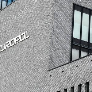 Fully Autonomous AI Could Control Criminal Networks: Europol