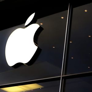 Apple Faces EU Challenges: App Store Breaches & AI Delays