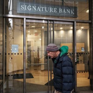 Signature Bank’s Prospective Buyers Must Agree to Give Up All Crypto Business: Report