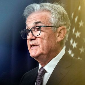 Bitcoin Hovers Below $27K as Fed Chair Powell Makes Modestly Dovish Comments