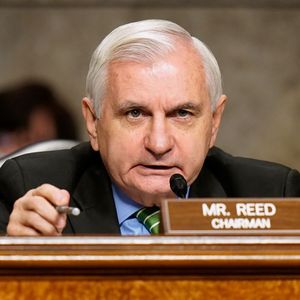 New U.S. Senate Bill Wants to Regulate DeFi-Like Banks