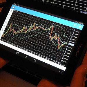 Bitcoin Slides Under $26K, Majors SOL, XRP, DOGE Erase All Weekly Gains